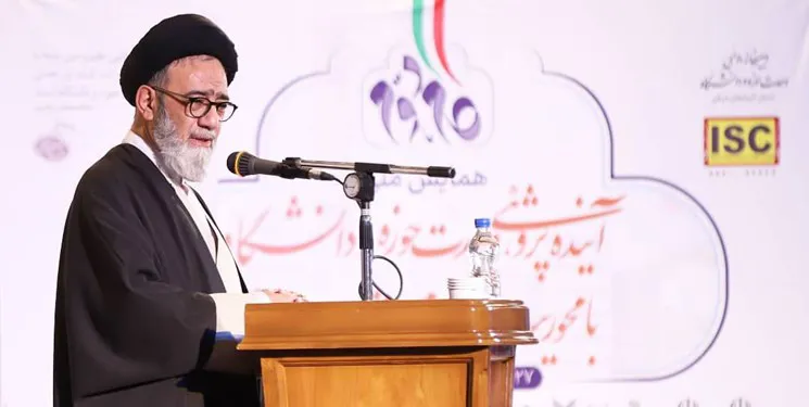 جهان برای دوره پس آمریکا خود را آماده می کند/ دشمن برای بقا غیرت دینی ما را هدف قرار داده است