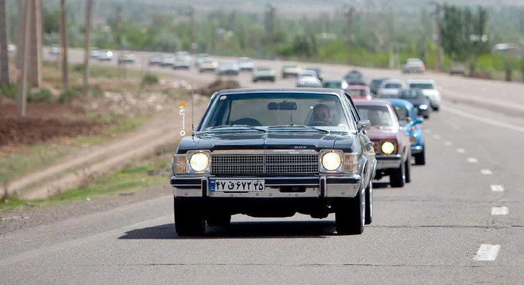 خودروهای کلاسیک به خط شدند/مانور ماشین بازان از تبریز تا جلفا