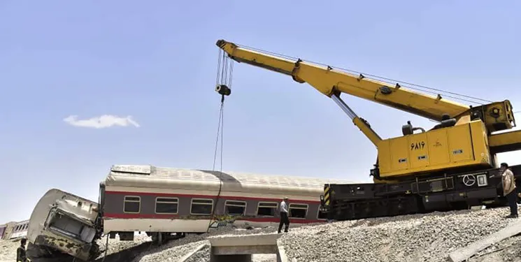 2 عامل بروز سانحه‌ قطار یزد/ دستور سرپرست کارگاه برای حرکت بیل‌مکانیکی روی ریل