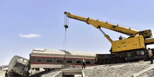 2 عامل بروز سانحه‌ قطار یزد/ دستور سرپرست کارگاه برای حرکت بیل‌مکانیکی روی ریل