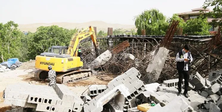 نخاله‌های ساختمانی ویلاهای تخریب شده در دل طبیعت!