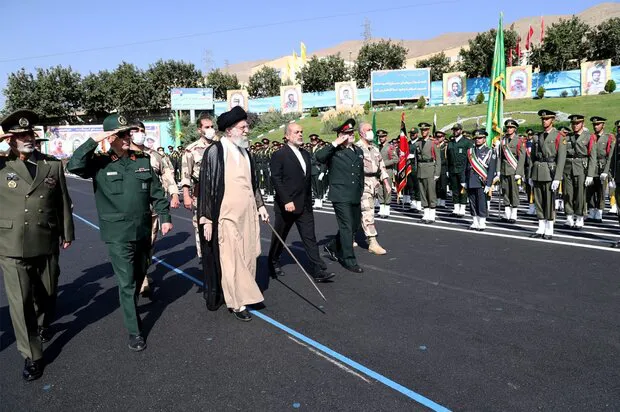 امام خامنه‌ای: به‌صراحت می‌گویم اغتشاش طراحی آمریکا و حقو‌ق‌بگیرانش است/ جامعه هنری و ورزشی ما سالم است/ برای دختر جوان دل ما سوخت