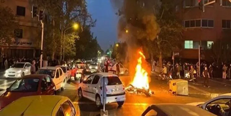 زنان و پلیس در مرکز سیبل دشمنان