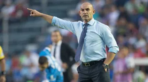 حضور جادوگر فوتبال در تیم ملی تکذیب شد/ خمز همچنان در راس تیم تراکتور