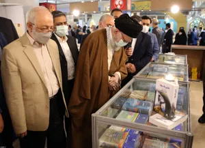 بازدید رهبر انقلاب اسلامی از نمایشگاه کتاب