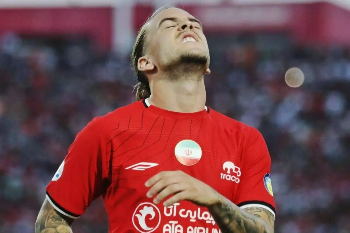 فوتبالیست اسپانیایی از تراکتور جدا شد