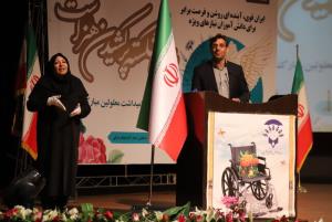 معلمی که سکوت ناشنوایان را معنی می کند