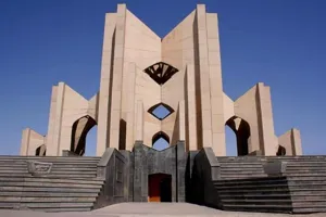 مقبره‌الشعرا؛ گرفتار میان خاک و آهن و حصار