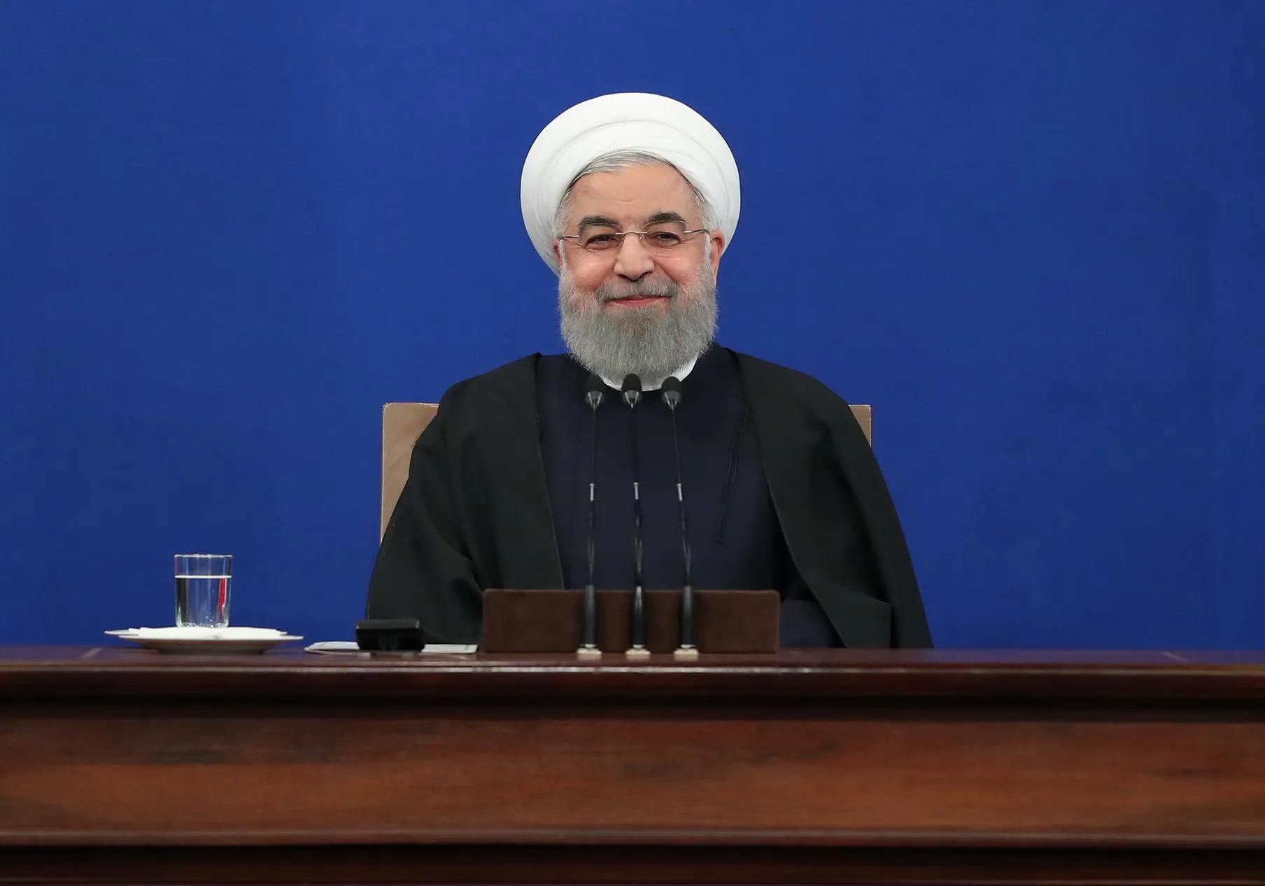 تنها شنیدن صدای مردم کافی نیست / افزایش قیمت دلار دلایل اقتصادی ندارد / وقتی خواست مردم را فقط به بحث اقتصاد می‌برید یعنی صدای مردم را نمی‌خواهید بشنوید؛ مردم خواست‌های اجتماعی و سیاسی هم دارند / بعضی ستادها در انتخابات برای رای، چلوکباب می‌دادند / دوره اینکه دیش را از پشت‌بام به پایین پرت کنیم گذشته / بدترین راه مبارزه با آلودگی هوا، تعطیلی مدارس است