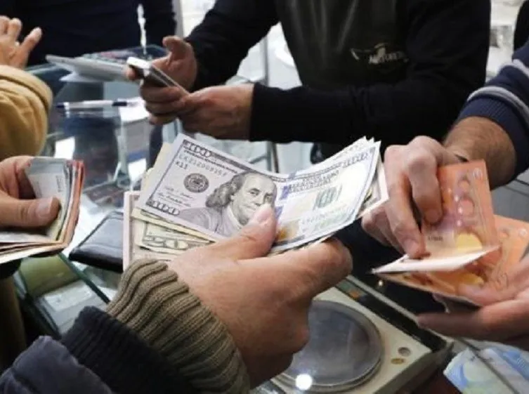 اطلاعیه بانک مرکزی به دنبال امتناع دلالان و برخی صرافی‌ها از خرید ارز: بانک‌ها خریدار دلار هستند؛ مردم مراجعه کنند