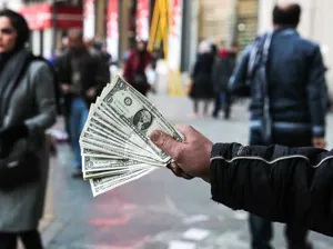 دلار در صرافی‌ها به کانال ۱۰ هزار تومان بازگشت / دلالان، دلار را ٨ هزار تومان می‌خرند / هجوم مردم به بازار فردوسی برای فروش دلار‌های خانگی / پراید ۲۷ میلیون تومان شد