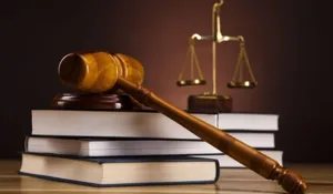 سرک کشیدن به تلفن همراه دیگران در قانون چه جرمی دارد؟
