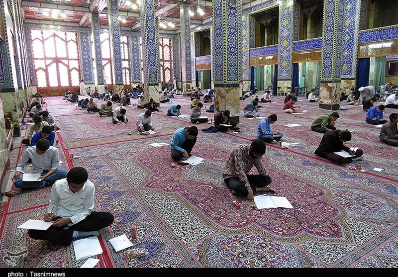 تعدادی از طلاب آذربایجان شرقی در کانکس تحصیل می‌کنند