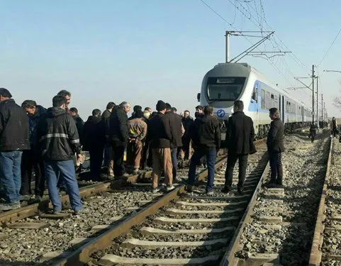 تجمع کارگران راه‌آهن آذربایجان در اعتراض به پرداخت نشدن حقوق معوقه