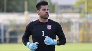 درگیری فیزیکی هواداران تراکتورسازی با محسن فروزان در فرودگاه