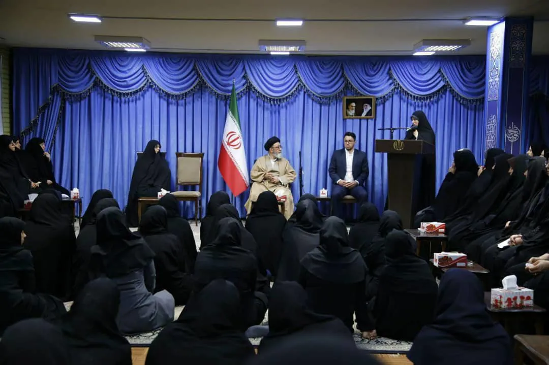 جمعی از مادران شهدا و بانوان فرهیخته استان با نماینده ولی فقیه در آذربایجان شرقی دیدار کردند
