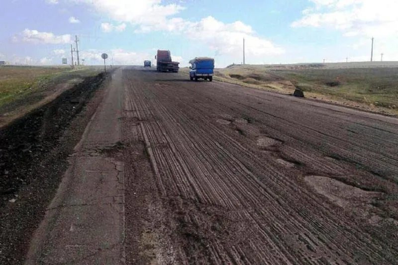 نیمی از رویه آسفالت راه های استان خرابند