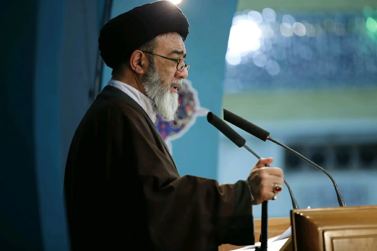 امام جمعه تبریز: دستگاه‌های نظارتی چرا با گرانی در بازار مقابله نمی‌کنند؟