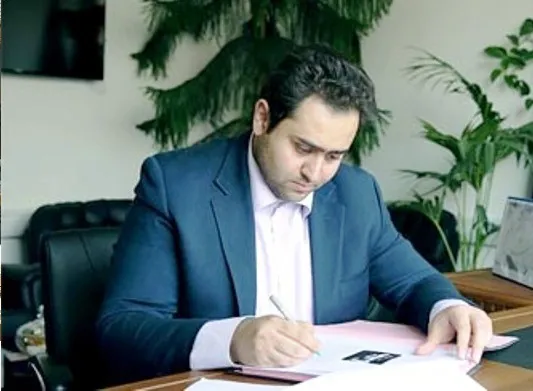 کامبیز مهدی زاده:  روحانی سنگ صبور غم هاست/ پاکدست ترین دولت تاریخ کجاست؟ اوین سرای پاکدستان شده است