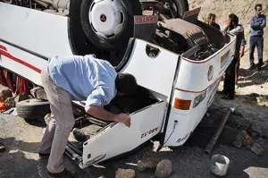 واژگونی یک اتوبوس در آزادراه تبریز- زنجان، 2 کشته و 23 مصدوم برجای گذاشت