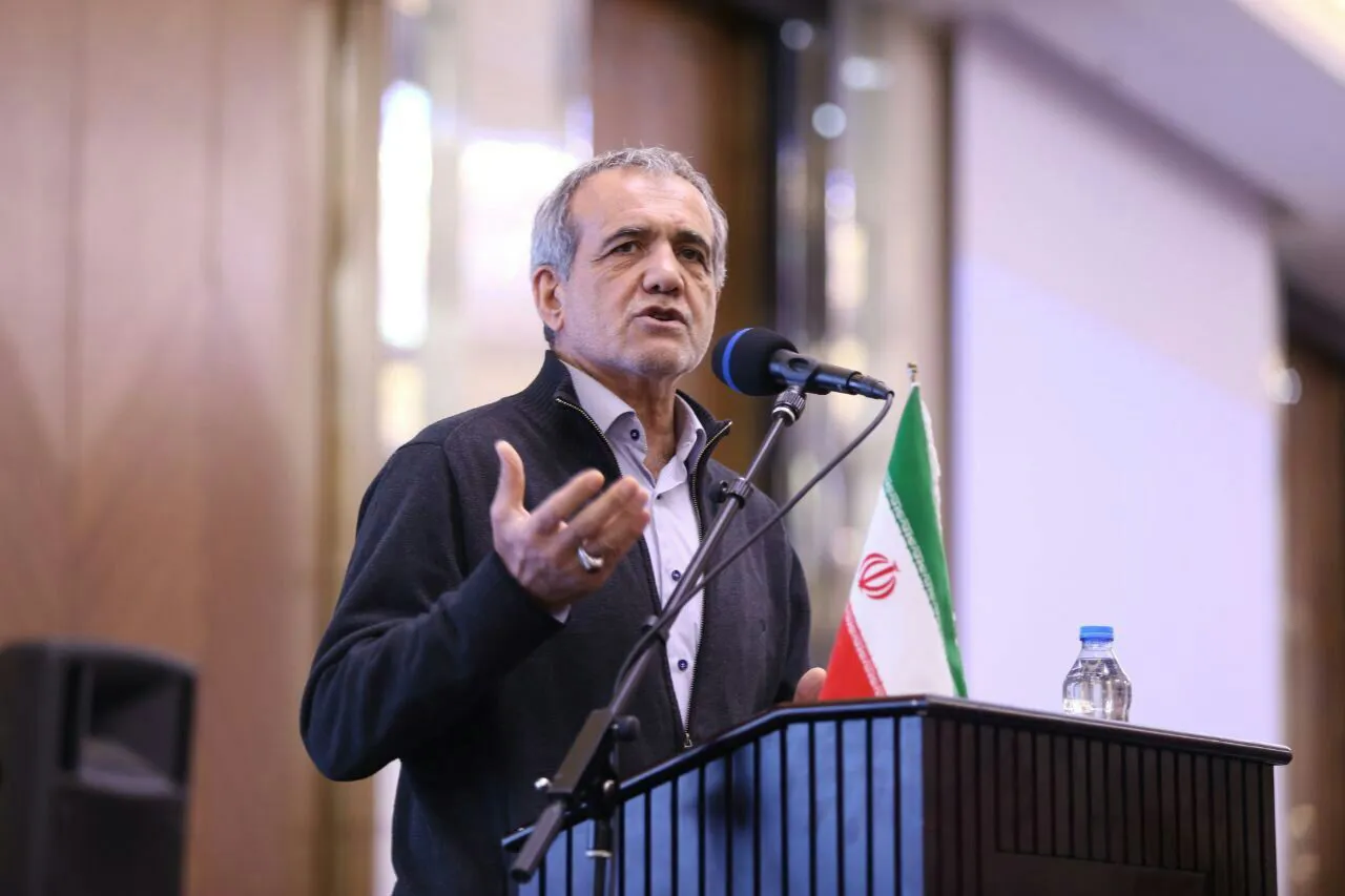 پزشکیان: هنرمندان جهان اسلام پیام رسان وحدت و همدلی مسلمانان در دنیا باشند