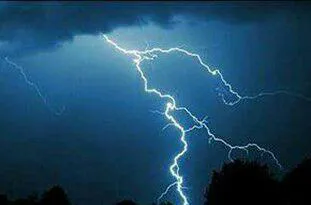 صاعقه جان 3 گردشگر جوان را در میانه گرفت