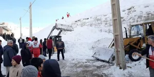 نجات پسربچه ۱۱ ساله از زیر بهمن در کهنموی اسکو + عکس