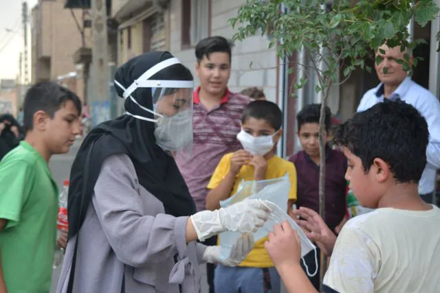 توزیع ۲۵۰۰ عدد ماسک رایگان توسط دانشجویان دانشگاه علوم پزشکی تبریز