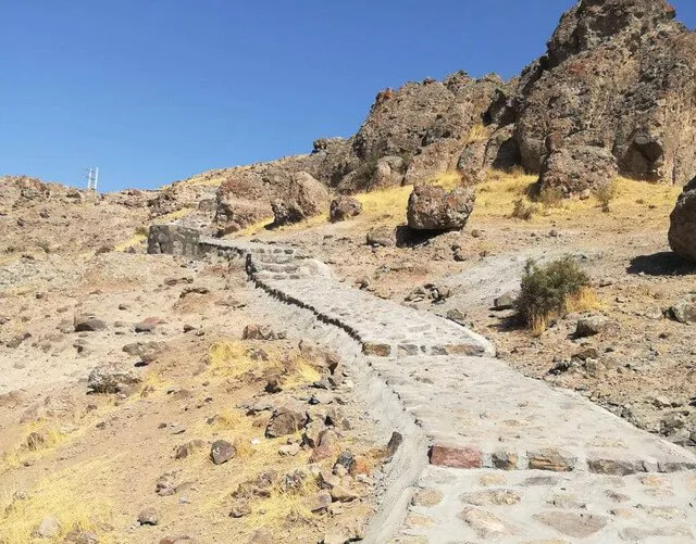مسیر دسترسی قلعه ضحاک هشترود، سنگ‌فرش شد