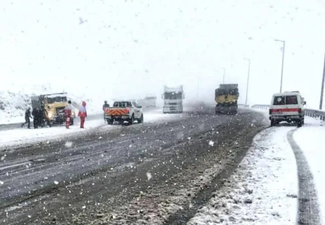 بارش برف در محورهای مواصلاتی آذربایجان شرقی