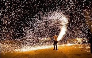 مصدومیت ۳۰ نفر بر اثر ترقه بازی در آذربایجان شرقی/خودروهای حامل مواد محترقه توقیف می‌شود