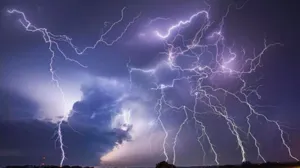 تندباد و رعد و برق در راه آذربایجان‌شرقی