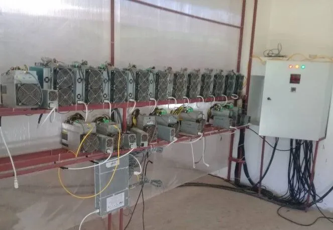 کشف ۱۲۱ دستگاه ماینر در کارگاه لامپ‌سازی در تبریز