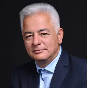 احمد افتخاری: به جای برخورد با دستفروشان، به فکر ساماندهی و حمایت باشید